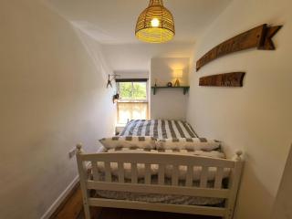 Charming Welsh Cottage with Wood-Fired Hot Tub, Snowdon and Beaches Nearby - 2