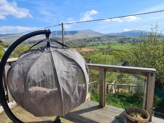 Charming Welsh Cottage with Wood-Fired Hot Tub, Snowdon and Beaches Nearby - 8