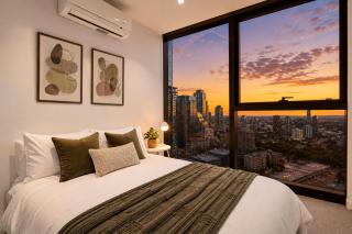 2BR 1BR Melbourne City Skyline with 180 Degree Views Pool Gym & Sauna - 3