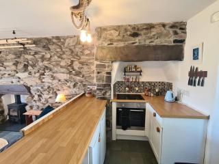 Charming Welsh Cottage with Wood-Fired Hot Tub, Snowdon and Beaches Nearby - 4