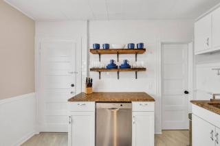 West Hartford Center: Cozy New England Apartment - 1