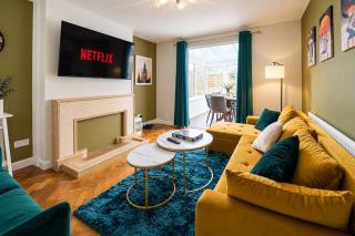 Spacious 4BR | Sleeps 10 | Free Parking - 0