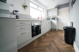 Spacious 4BR | Sleeps 10 | Free Parking - 9