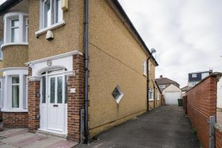 Spacious 4BR | Sleeps 10 | Free Parking - 8