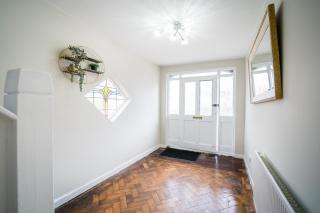 Spacious 4BR | Sleeps 10 | Free Parking - 7
