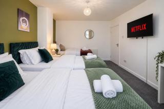 Spacious 4BR | Sleeps 10 | Free Parking - 4