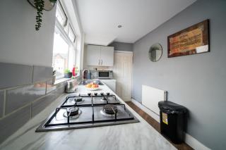 Spacious 4BR | Sleeps 10 | Free Parking - 1
