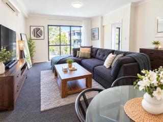 Central Perth 2BR Stay Pool, Gym & Parking - Perth - 0