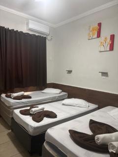 Pousada Quarto Familiar com ar,frigobar,wi fi, garagem - 9