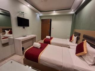 Hotel Cozzy Inn - 1