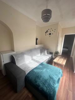 Delightful 2-Bed Flat - Near Station & Queens-Gate - 9