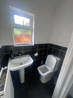 Delightful 2-Bed Flat - Near Station & Queens-Gate - 7
