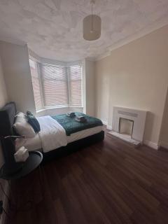 Delightful 2-Bed Flat - Near Station & Queens-Gate - 5