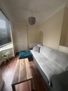 Delightful 2-Bed Flat - Near Station & Queens-Gate - 4