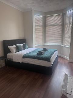 Delightful 2-Bed Flat - Near Station & Queens-Gate - 2