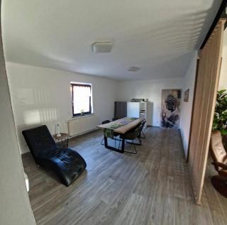 Modernes Appartement nur 5 km von Erfurt, stilvoll komfortabel und perfekt angebunden, Kaffeevollautomat, TV, WLAN, Schlafsofa und Einkaufsmöglichkeiten in der Nähe, hervorragende Anbindung zur A4 und A71, kostenlose öff Parkplätze für PKW und Transporter - 1