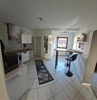 Modernes Appartement nur 5 km von Erfurt, stilvoll komfortabel und perfekt angebunden, Kaffeevollautomat, TV, WLAN, Schlafsofa und Einkaufsmöglichkeiten in der Nähe, hervorragende Anbindung zur A4 und A71, kostenlose öff Parkplätze für PKW und Transporter - 5