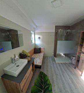 Modernes Appartement nur 5 km von Erfurt, stilvoll komfortabel und perfekt angebunden, Kaffeevollautomat, TV, WLAN, Schlafsofa und Einkaufsmöglichkeiten in der Nähe, hervorragende Anbindung zur A4 und A71, kostenlose öff Parkplätze für PKW und Transporter - 2