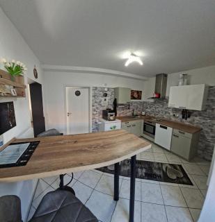 Modernes Appartement nur 5 km von Erfurt, stilvoll komfortabel und perfekt angebunden, Kaffeevollautomat, TV, WLAN, Schlafsofa und Einkaufsmöglichkeiten in der Nähe, hervorragende Anbindung zur A4 und A71, kostenlose öff Parkplätze für PKW und Transporter - 4