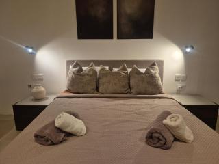 Modern Designer Apartment with Maltese Balcony & Private Yard - 4