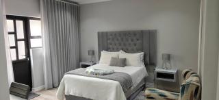 Lagoon Luxury Suites - 8