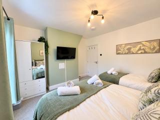 LUX LIVIN' - 5 Bed Home in Runcorn Perfect Corporate Stays - 9