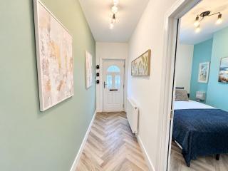 LUX LIVIN' - 5 Bed Home in Runcorn Perfect Corporate Stays - 5