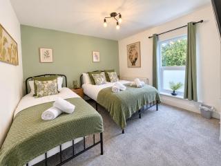 LUX LIVIN' - 5 Bed Home in Runcorn Perfect Corporate Stays - 2