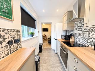 LUX LIVIN' - 5 Bed Home in Runcorn Perfect Corporate Stays - 1