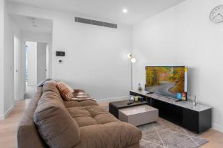 2BR Escape with Breathtaking Water Views - 5