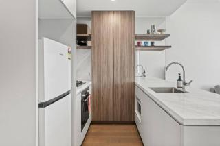 Luxe 1BR Island Getaway in Broadbeach - 1