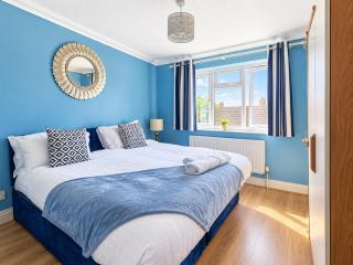 Detached Spacious 6 Bedroom Home in Ashford - Free Parking 3x - 9