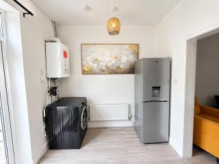 Your Huddersfield Work & Family Stay-3BR Stay for 11-Full Kitchen, Fast WiFi & Private Backyard - 1