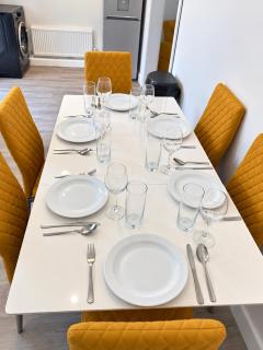 Your Huddersfield Work & Family Stay-3BR Stay for 11-Full Kitchen, Fast WiFi & Private Backyard - 3