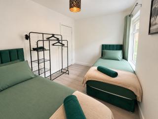 Your Huddersfield Work & Family Stay-3BR Stay for 11-Full Kitchen, Fast WiFi & Private Backyard - 6