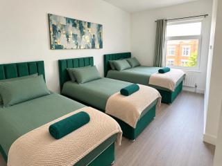 Your Huddersfield Work & Family Stay-3BR Stay for 11-Full Kitchen, Fast WiFi & Private Backyard - 4