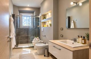 Signature Design & Panoramic Views - 5