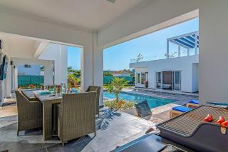 Palm Villa 4BR Luxe pool retreat - 9