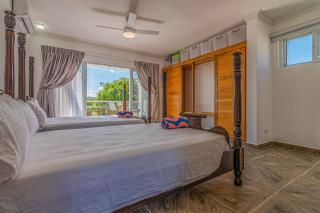 Palm Villa 4BR Luxe pool retreat - 1