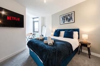 Stylish Canal views Sleeps 8 - City Leeds Location - 7