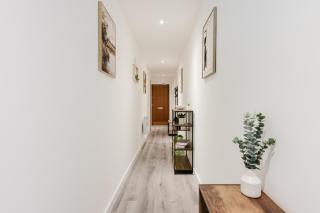 Stylish Canal views Sleeps 8 - City Leeds Location - 2