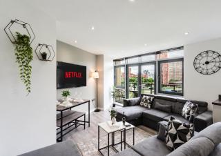 Stylish Canal views Sleeps 8 - City Leeds Location - 0