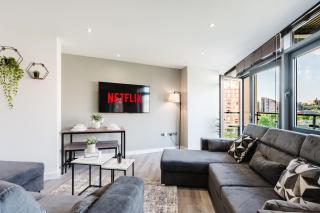 Stylish Canal views Sleeps 8 - City Leeds Location - 4