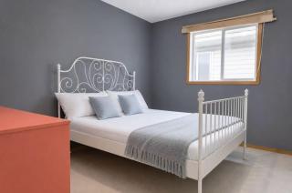 Spacious 4BR Family Home Sleeps 10 with AC Banff Gateway - 7