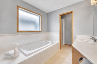 Spacious 4BR Family Home Sleeps 10 with AC Banff Gateway - 2