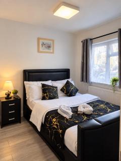 GoldenNest 3bed Spacious Room with 2 private Bathroom, Garden Free Wi-Fi Free Parking Medway Gillingham Kent - 3