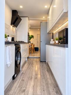 GoldenNest 3bed Spacious Room with 2 private Bathroom, Garden Free Wi-Fi Free Parking Medway Gillingham Kent - 2