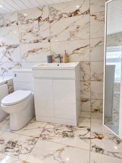 GoldenNest Spacious 3-Bedroom House with Garden, 2 Private Bathrooms, Free Wi-Fi Netflix, Gillingham,Medway,Kent - Chatham - 8