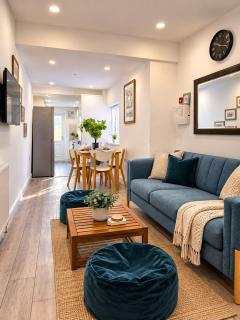 GoldenNest 3bed Spacious Room with 2 private Bathroom, Garden Free Wi-Fi Free Parking Medway Gillingham Kent - 6