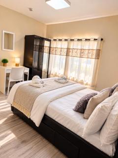 GoldenNest 3bed Spacious Room with 2 private Bathroom, Garden Free Wi-Fi Free Parking Medway Gillingham Kent - 7